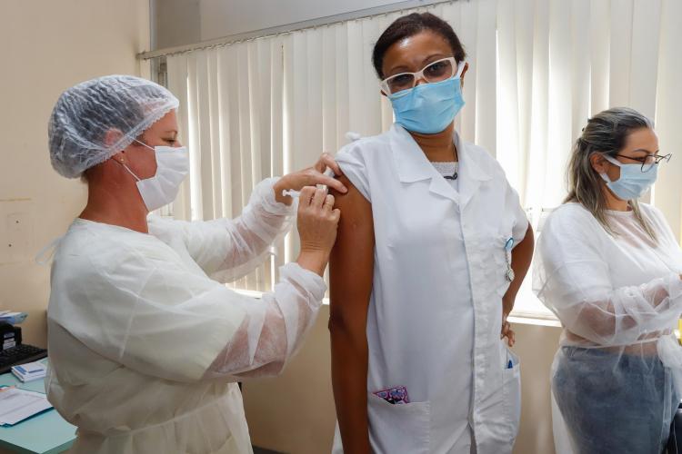 Novo mutirão para vacinação de profissionais da saúde em Porto Alegre começa nesta quarta-feira