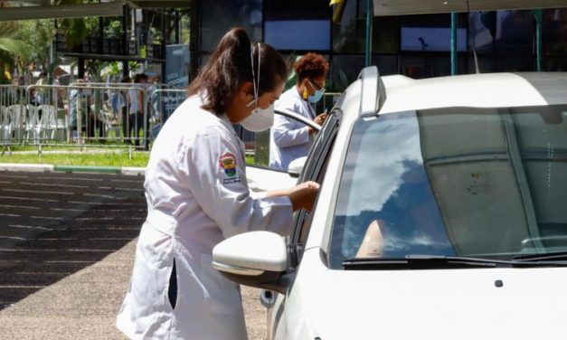 Mutirão em Porto Alegre imuniza mais de 6 mil profissionais da saúde