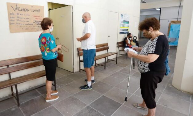 Vacinação para idosos acima de 83 anos em Porto Alegre será somente em postos de saúde