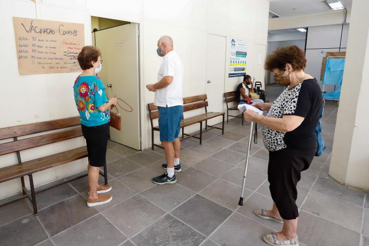 Vacinação para idosos acima de 83 anos em Porto Alegre será somente em postos de saúde