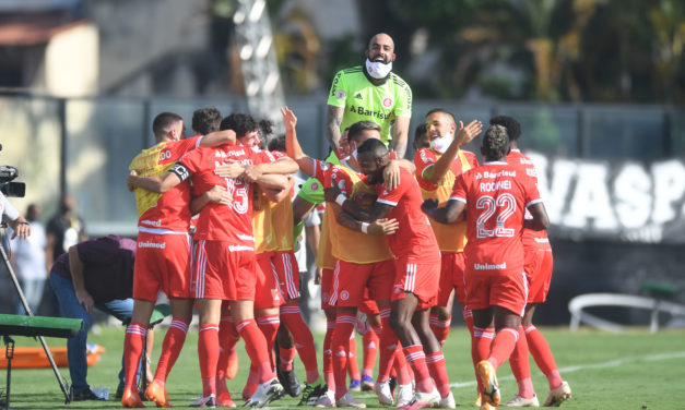 Com gols de Dourado e Galhardo, Inter vence o Vasco e segue líder do Brasileirão