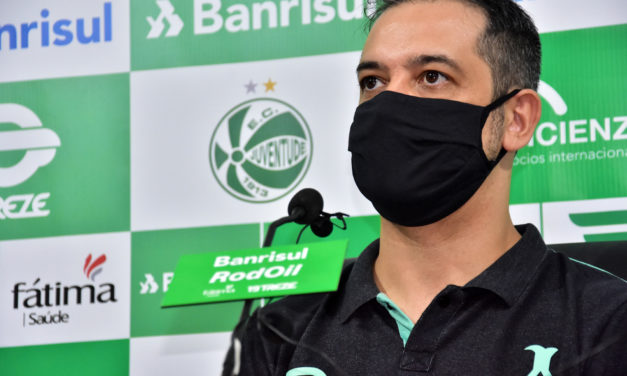 Técnico Marquinhos Santos é apresentado no Jaconi