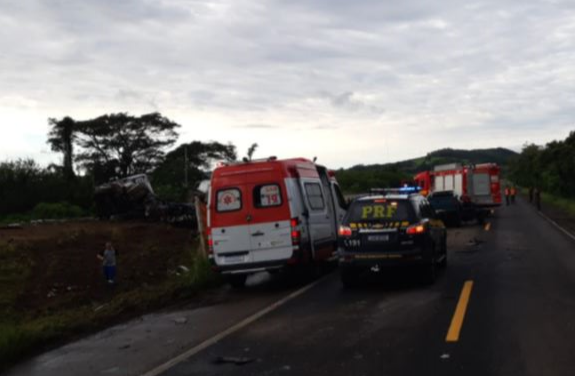Acidente entre caminhão e caminhonete na BR-116, em Barra do Ribeiro, deixa uma vítima