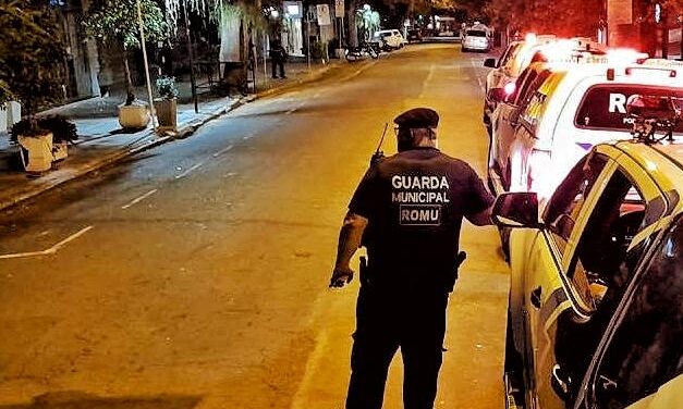 Guarda Municipal suspende aglomeração na orla de Ipanema