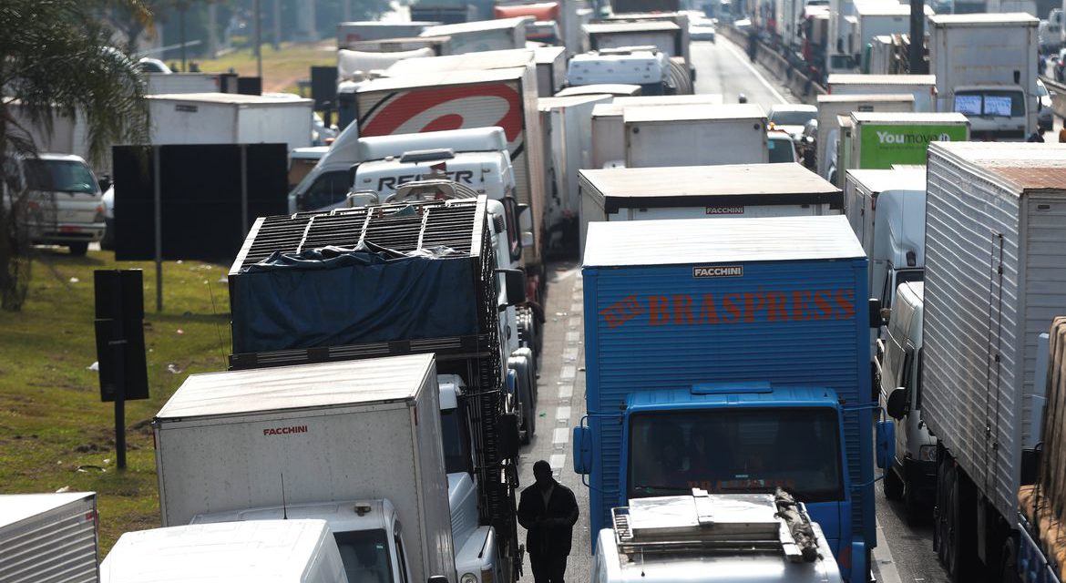 Greve dos caminhoneiros divide categoria no RS