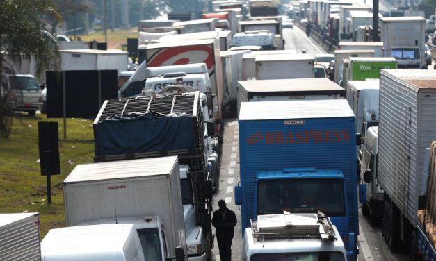 Greve dos caminhoneiros divide categoria no RS