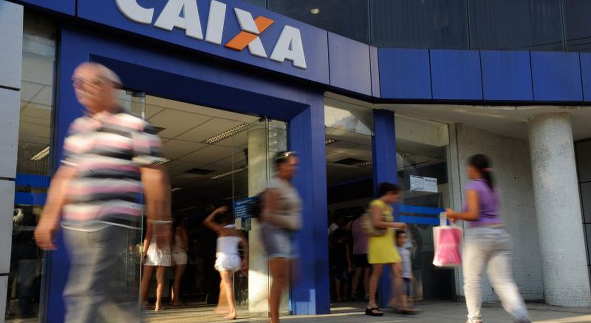 Caixa paga abono salarial para nascidos de março a junho