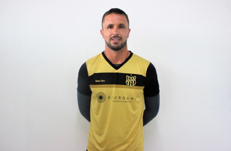 Esportivo apresenta goleiro e alinha agenda de testes