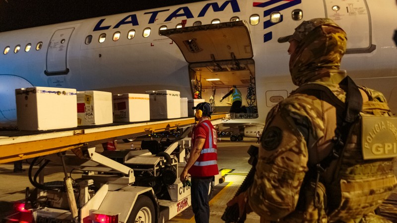 Nova remessa com 187,8 mil doses da vacina CoronaVac desembarca no RS