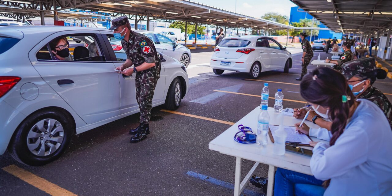 Vacinação para idosos com 74 anos ou mais contra a Covid-19 segue neste sábado em drive-thrus de Porto Alegre