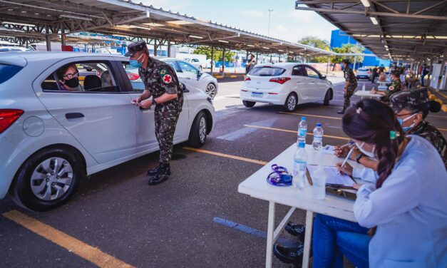 Vacinação para idosos com 74 anos ou mais contra a Covid-19 segue neste sábado em drive-thrus de Porto Alegre