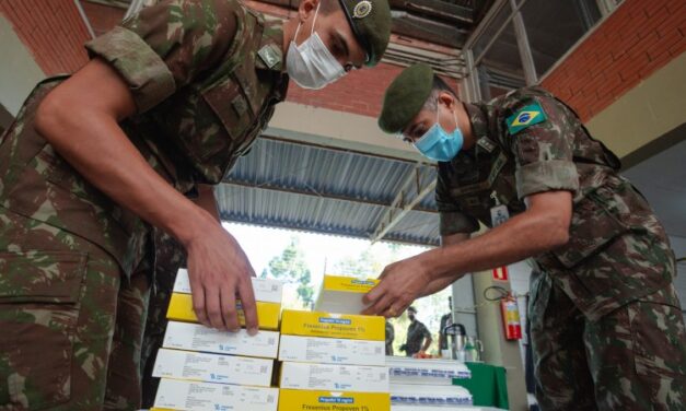 Secretaria da Saúde e Exército entregam 35 mil medicamentos do kit intubação a 51 hospitais do RS
