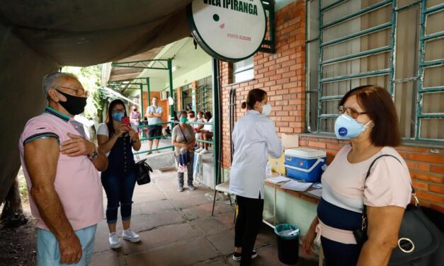 Primeiro dia de vacinação para idosos de 78 anos tem filas de espera em Porto Alegre