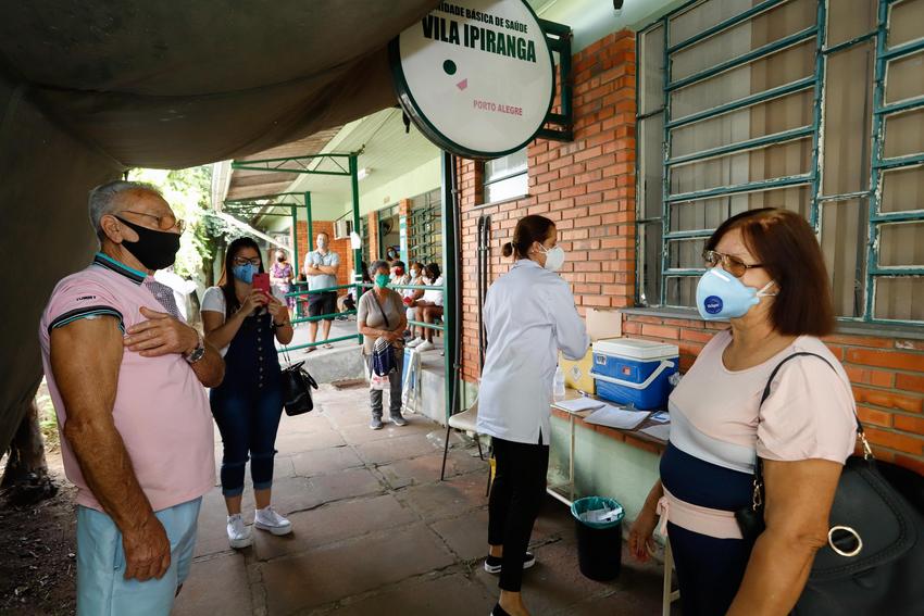 Primeiro dia de vacinação para idosos de 78 anos tem filas de espera em Porto Alegre