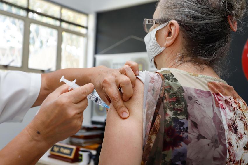 Porto Alegre amplia vacinação contra Covid-19 para idosos com 77 anos