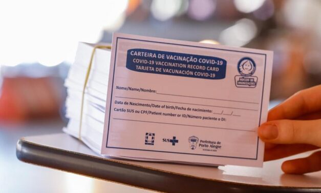 Porto Alegre anuncia vacinação contra Covid-19 escalonada para profissionais da saúde