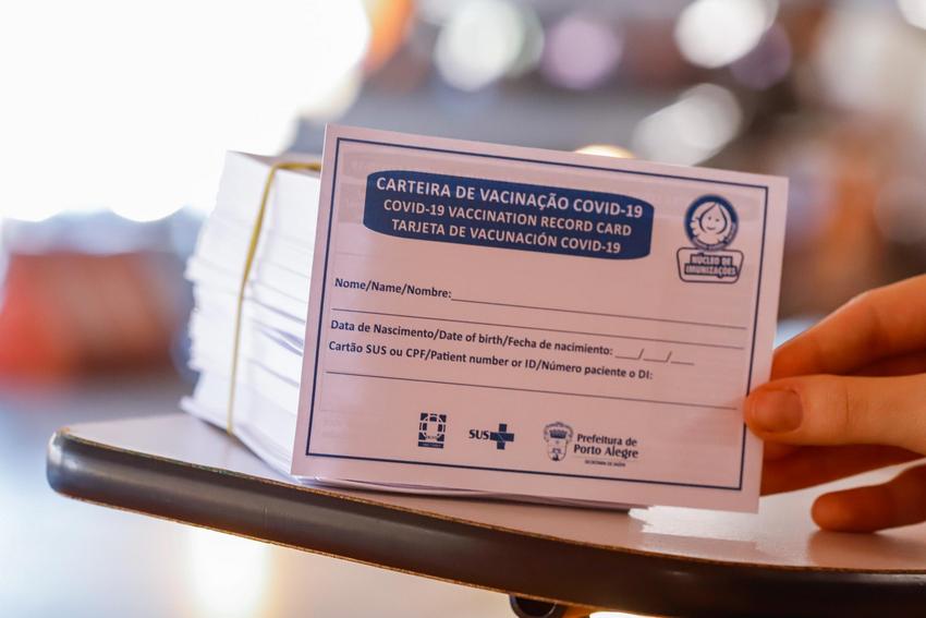 Porto Alegre anuncia vacinação contra Covid-19 escalonada para profissionais da saúde