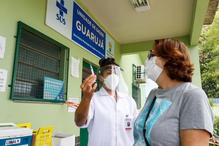 Vacinação contra Covid-19 para idosos com 67 anos começa nesta quarta em Porto Alegre