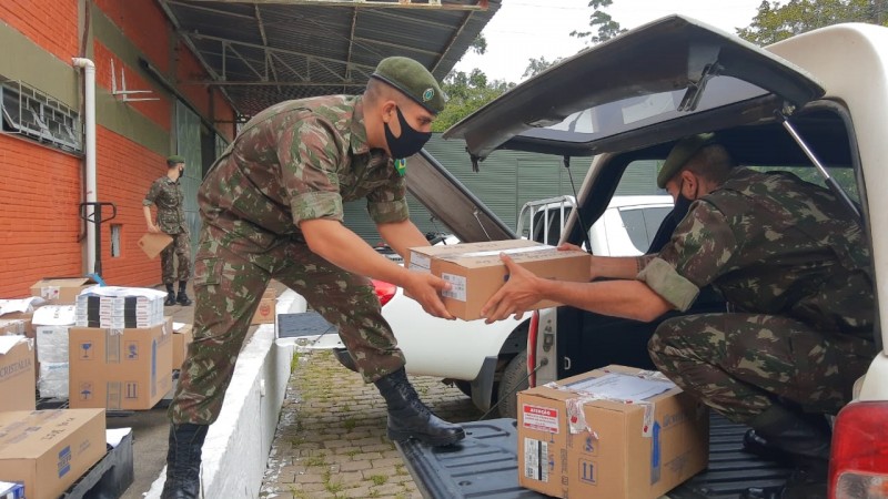 Exército entrega 133 mil medicamentos a 150 hospitais do RS