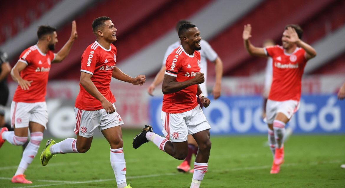 Internacional supera Caxias e vira líder