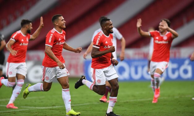 Internacional supera Caxias e vira líder