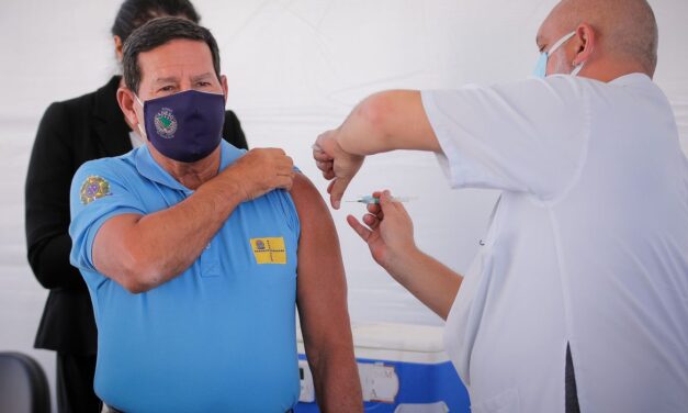 Vice-presidente Mourão toma vacina contra Covid-19 em Brasília