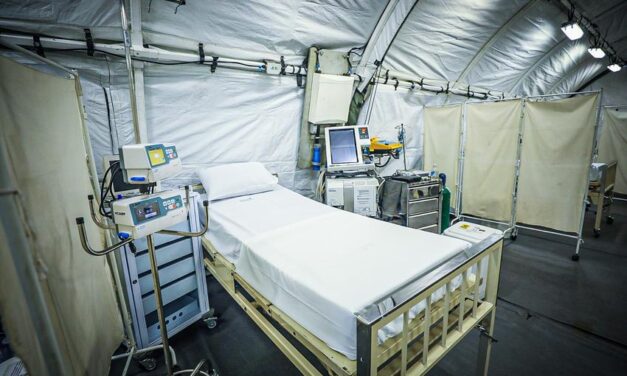 Hospital de campanha de Porto Alegre aguarda equipes médicas e instalações de equipamentos