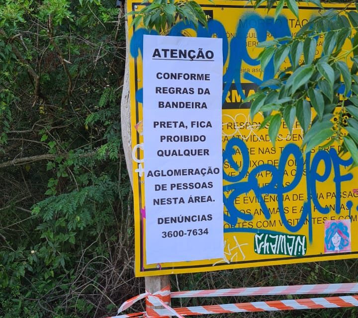 Para conter aglomerações, prefeitura orienta comunidade na entrada do Morro Itacolomi