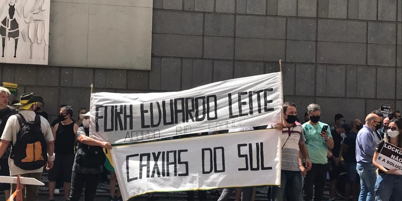 Manifestantes pedem o fim da bandeira preta e a reabertura do comércio em frente ao Palácio Piratini
