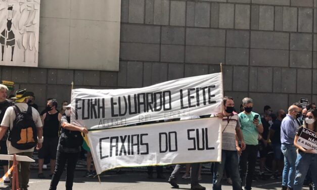 Manifestantes pedem o fim da bandeira preta e a reabertura do comércio em frente ao Palácio Piratini