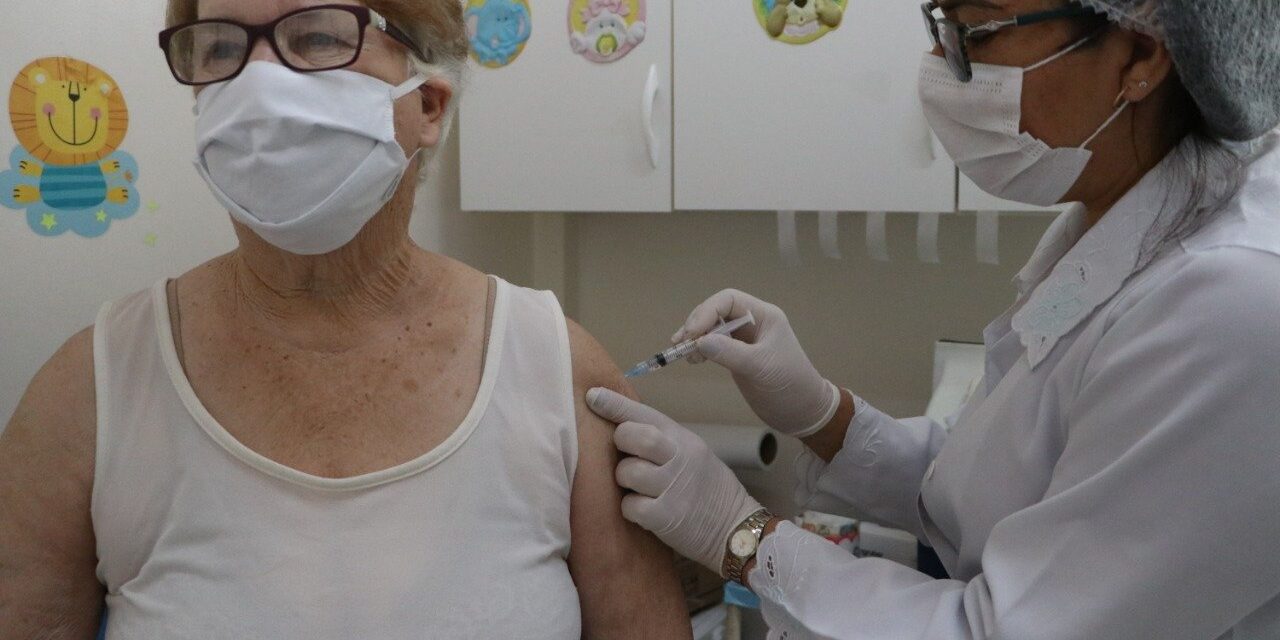 Gravataí inicia aplicação da segunda dose da vacina contra Covid-19 para idosos acima de 80 anos