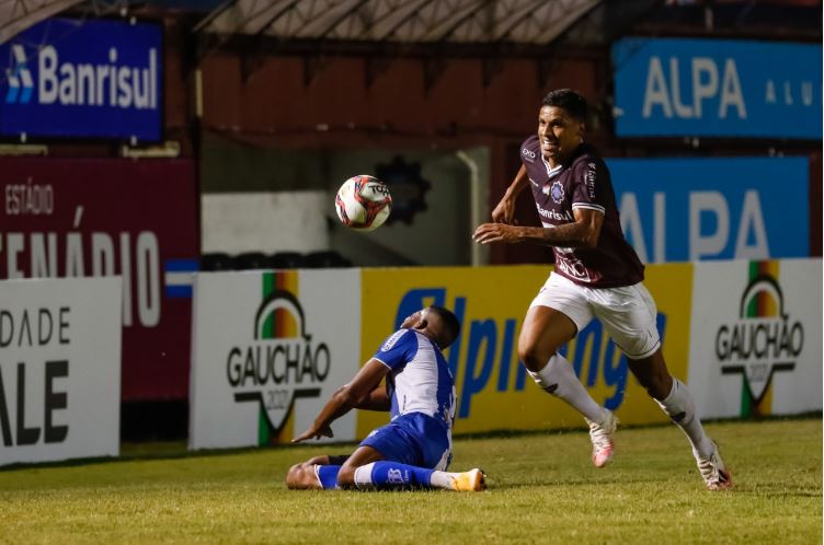 Com direito a gol de bicicleta, Caxias vence o clássico da Polenta