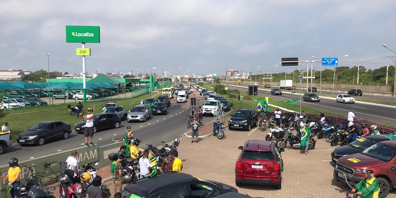 Carreata reúne cerca de três mil carros pela volta do trabalho no RS