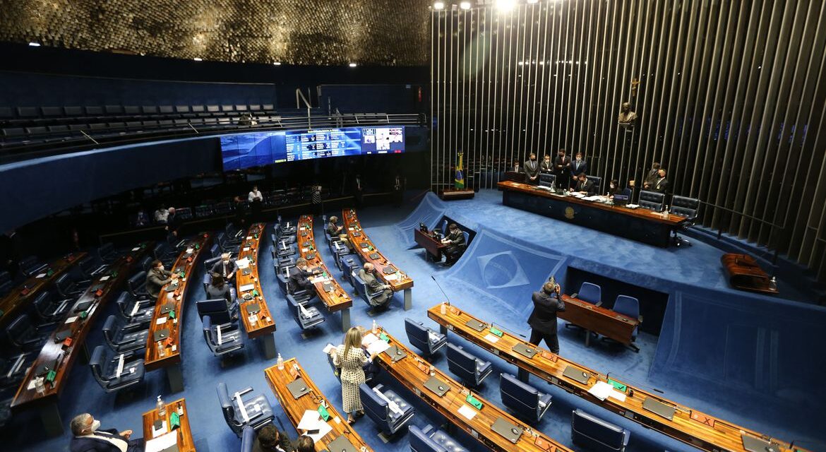 Senadores ouvem laboratórios e destacam número insuficiente de vacinas contra Covid-19