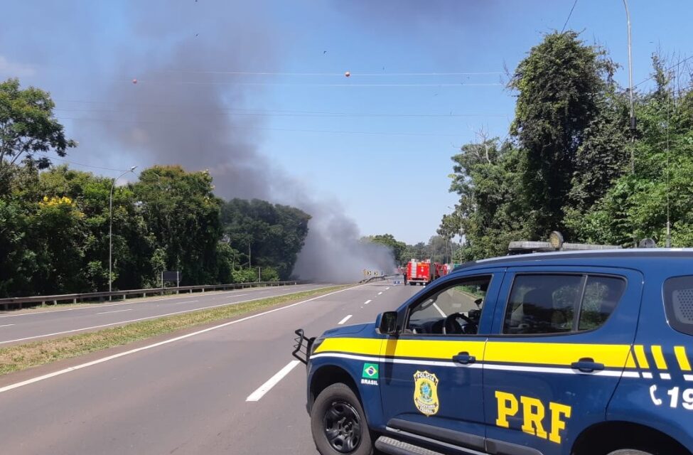 Caminhão de combustível explode em ponte da BR-386, em Estrela