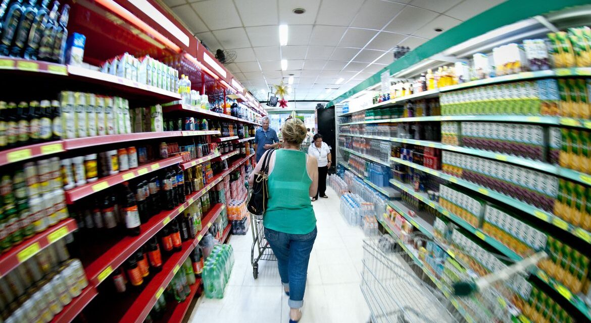 Leite proíbe venda de itens considerados não essenciais nos supermercados do RS