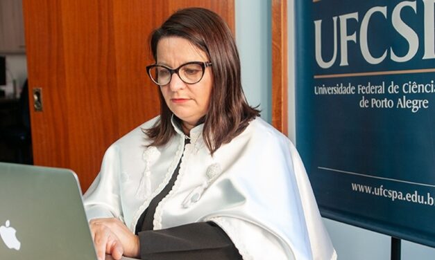 Bolsonaro mantém Lucia Pellanda como reitora da UFCSPA para novo mandato