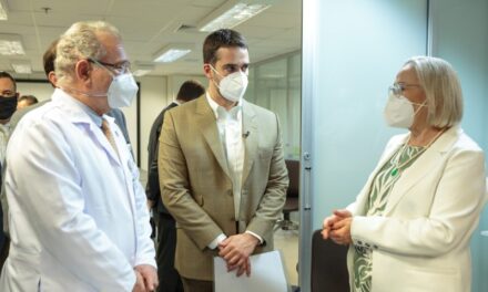 Ministro da Saúde visita equipe de pesquisa da vacina Janssen em Porto Alegre e confirma envio de 30,9 milhões da CoronaVac em abril