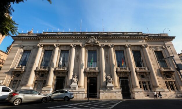 Governo publica novo decreto que permite aulas presenciais e coloca RS em bandeira vermelha