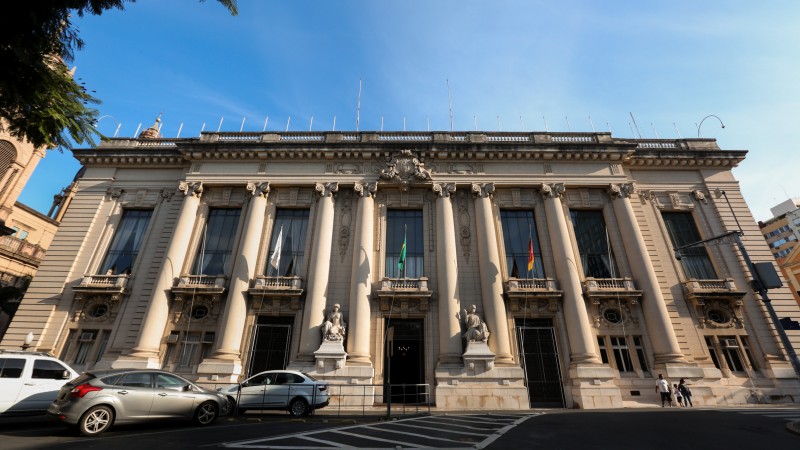 Governo publica novo decreto que permite aulas presenciais e coloca RS em bandeira vermelha