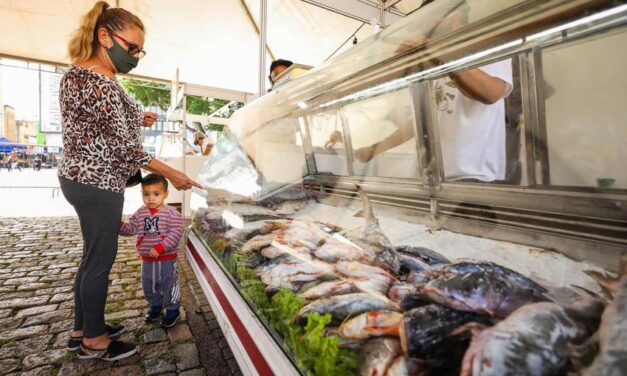 Feira do Peixe de Porto Alegre comercializa 51 toneladas e fatura mais de R$ 1 milhão