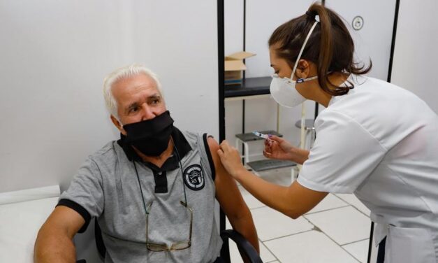 Porto Alegre abre vacinação para idosos com 65 anos nesta terça-feira