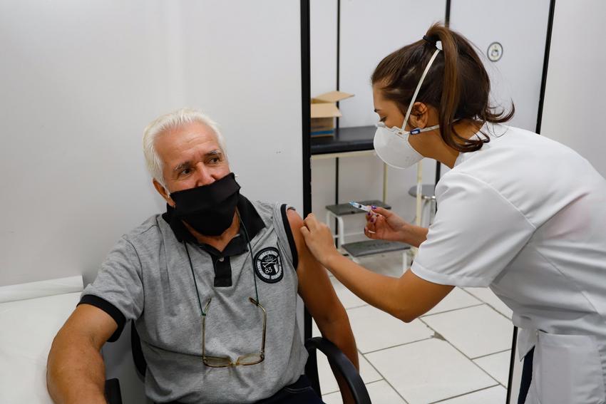 Porto Alegre abre vacinação para idosos com 65 anos nesta terça-feira