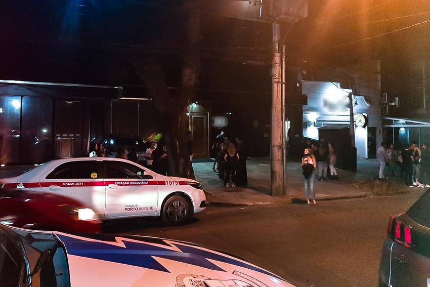 Festa clandestina com quase 150 pessoas é encerrada em Porto Alegre