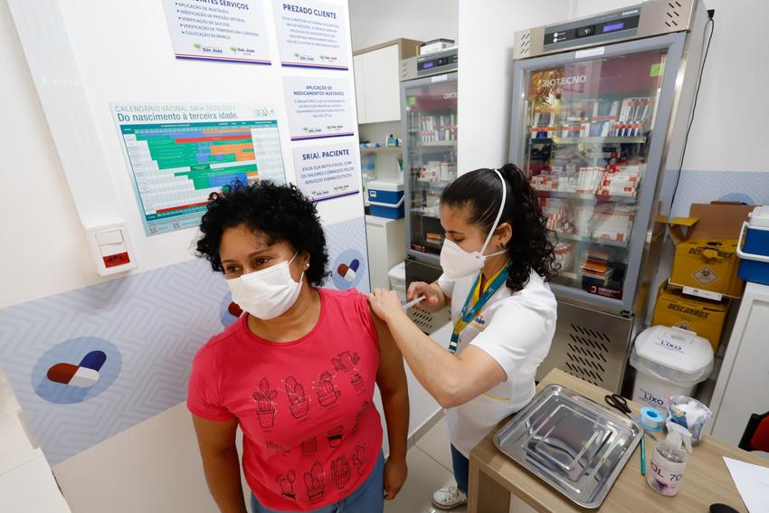 Profissionais de saúde vacinados contra Covid-19 a partir de 23 de março já podem receber 2ª dose em farmácias da capital