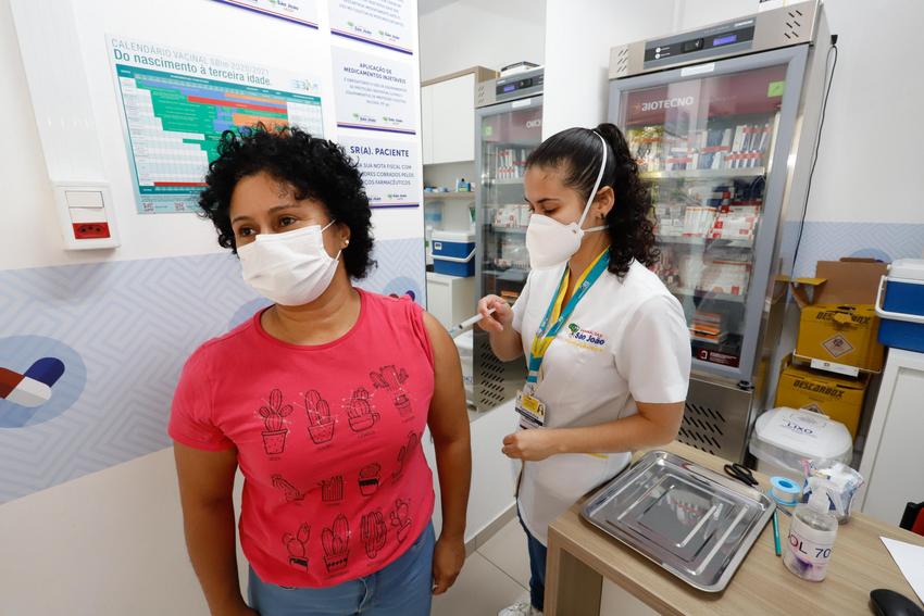 Aplicação da primeira dose da vacina contra Covid-19 para profissionais de saúde e apoio encerra hoje em Porto Alegre