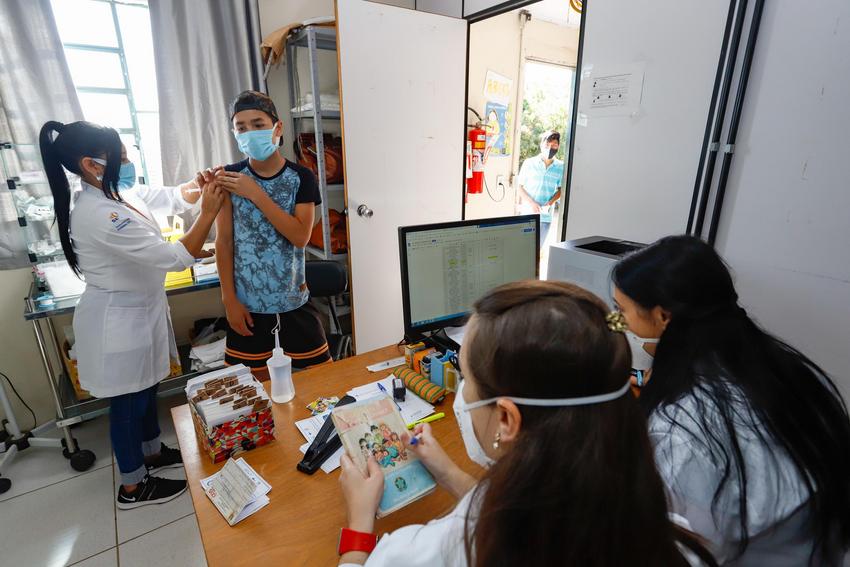 Estagiários da área de saúde começam a ser vacinados contra Covid-19 em Porto Alegre