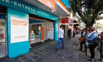 Estoques de vacinas para aplicação da segunda dose devem durar até quarta-feira em Porto Alegre