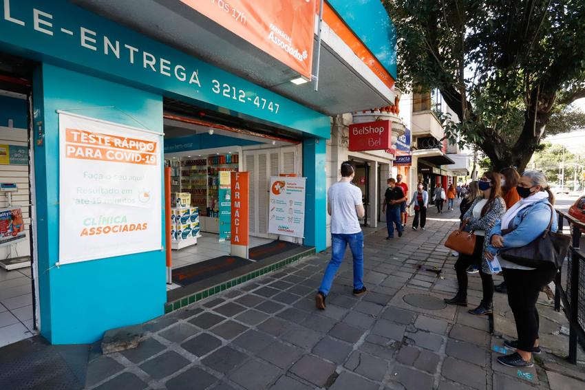 Estoques de vacinas para aplicação da segunda dose devem durar até quarta-feira em Porto Alegre