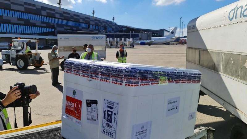 RS inicia distribuição de vacinas da AstraZeneca e promete completar 100% da imunização em pessoas de até 60 anos